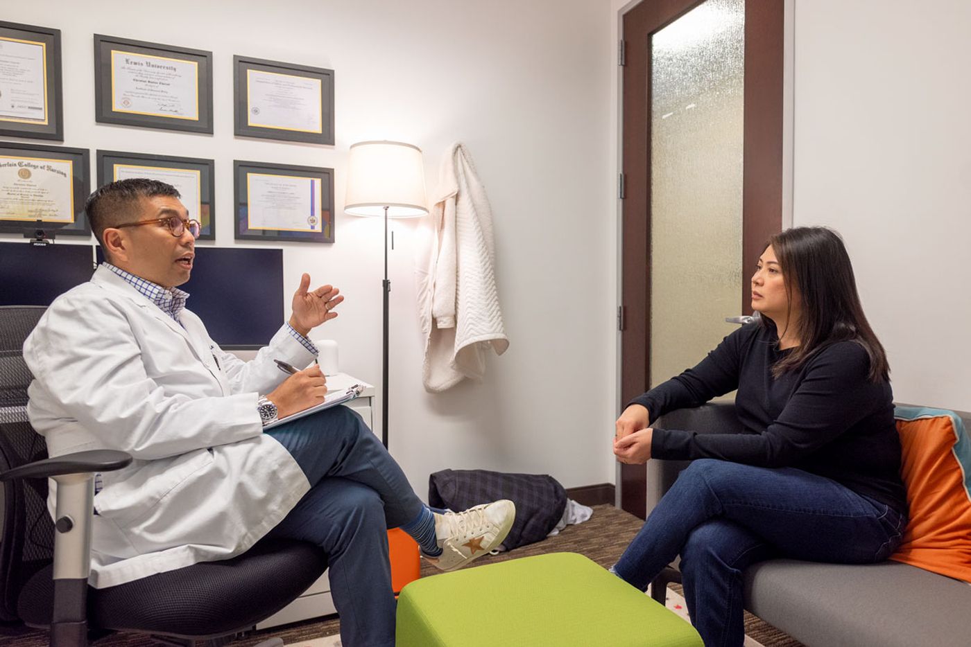 A LumiClinics clinician and patient talking during a therapy session in the Northbrook office